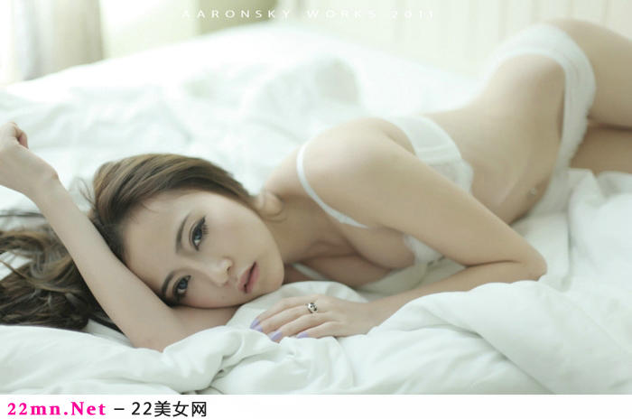 白色内衣的性感美女私房图7