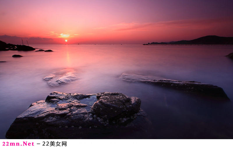 海岸边观太阳升起时的美景4