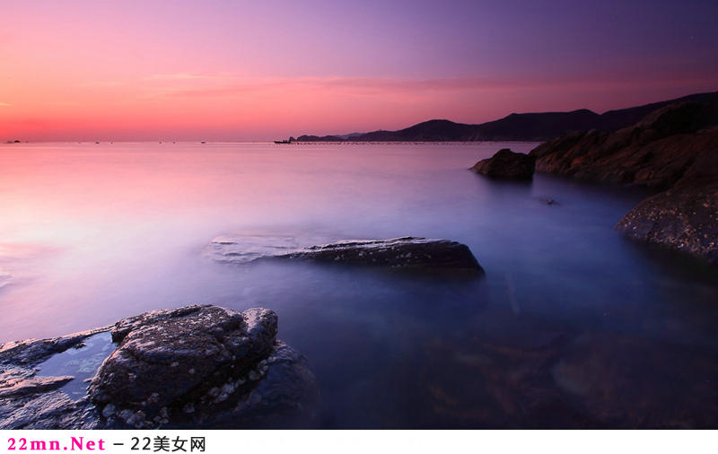 海岸边观太阳升起时的美景5