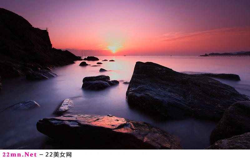 海岸边观太阳升起时的美景6