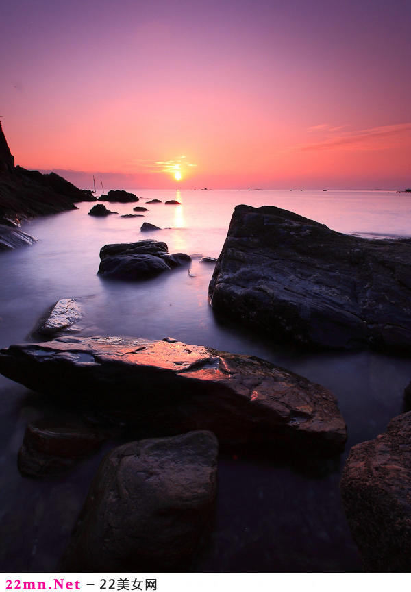 海岸边观太阳升起时的美景7