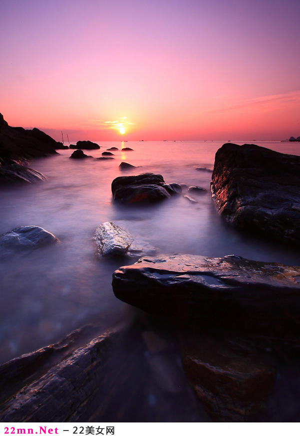 海岸边观太阳升起时的美景8