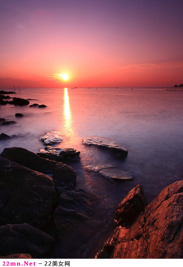 海岸边观太阳升起时的美景10