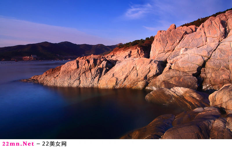 海岸边观太阳升起时的美景14