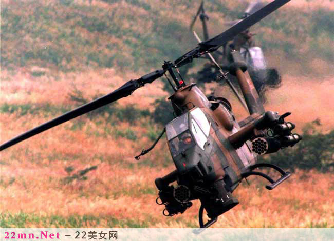 AH-1眼镜蛇直升机7