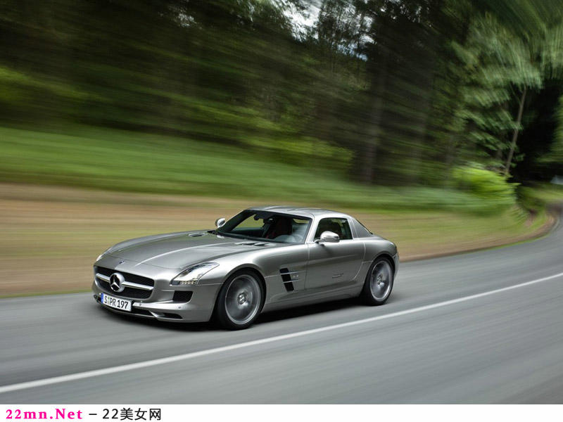 鸥翼跑车奔驰SLS AMG1