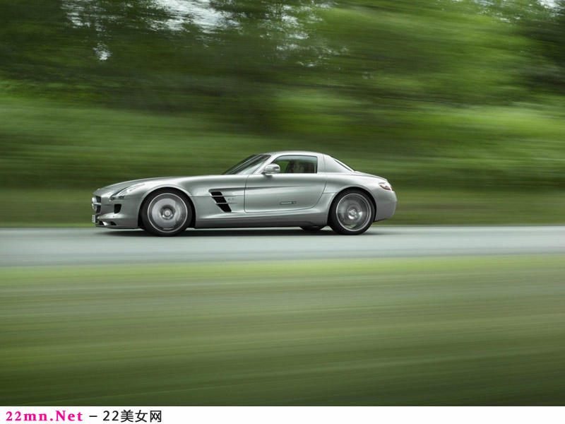 鸥翼跑车奔驰SLS AMG3