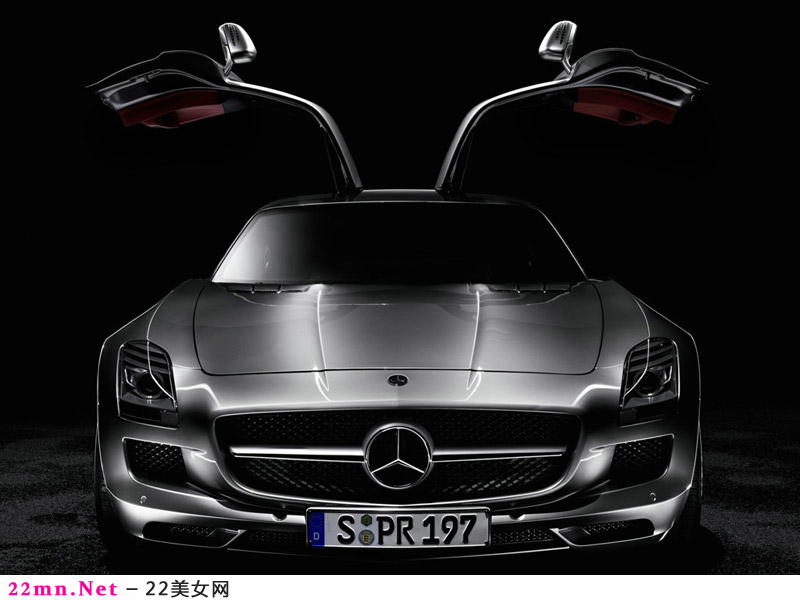 鸥翼跑车奔驰SLS AMG4