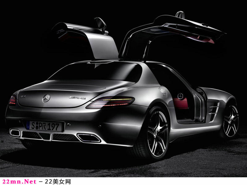 鸥翼跑车奔驰SLS AMG5