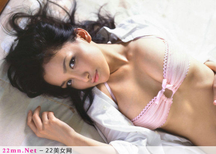 性感美女露出美胸居家写真4