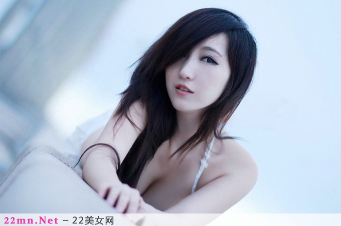 清纯美女泳装露半球写真图片10