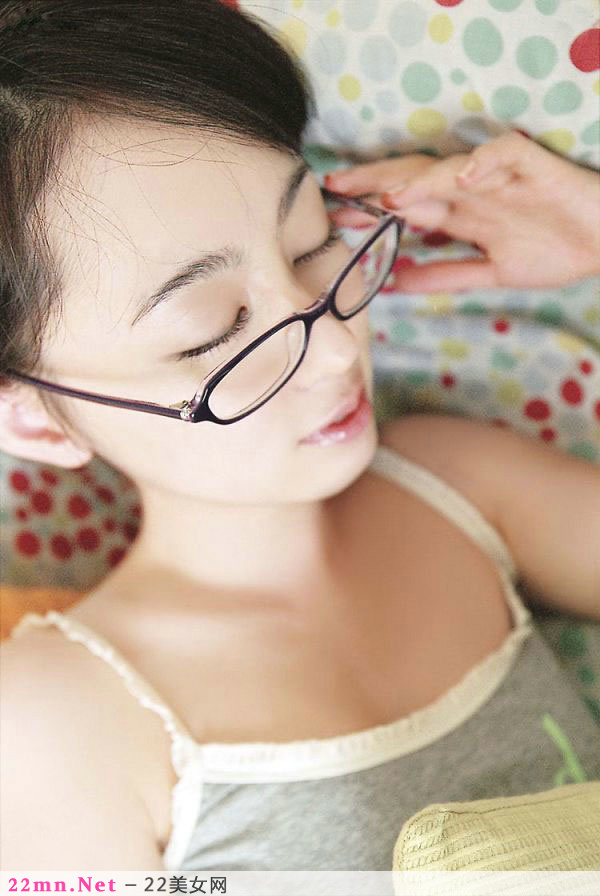 清纯眼镜美女生活写真图片1