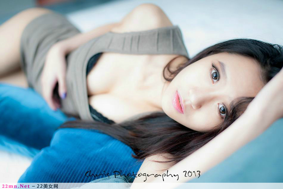 90后美女模特白嫩写真秀美腿10