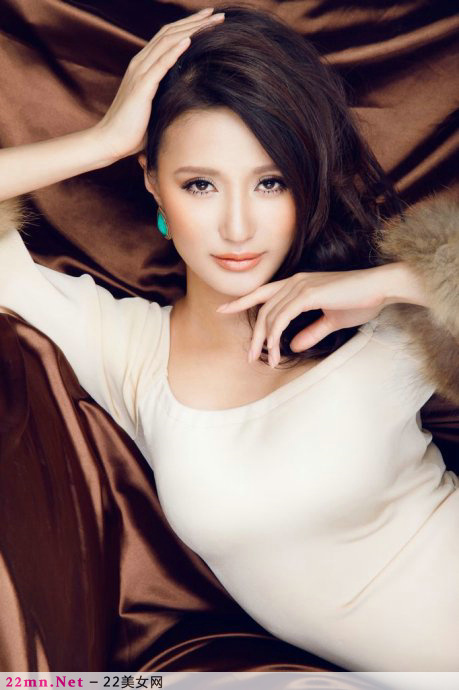 美女演员万美汐时尚写真图片21